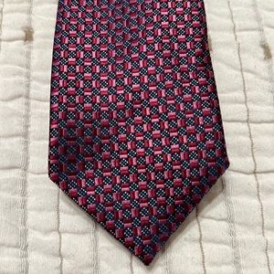 Men’s tie. Purplish-pink pattern. Haggar.